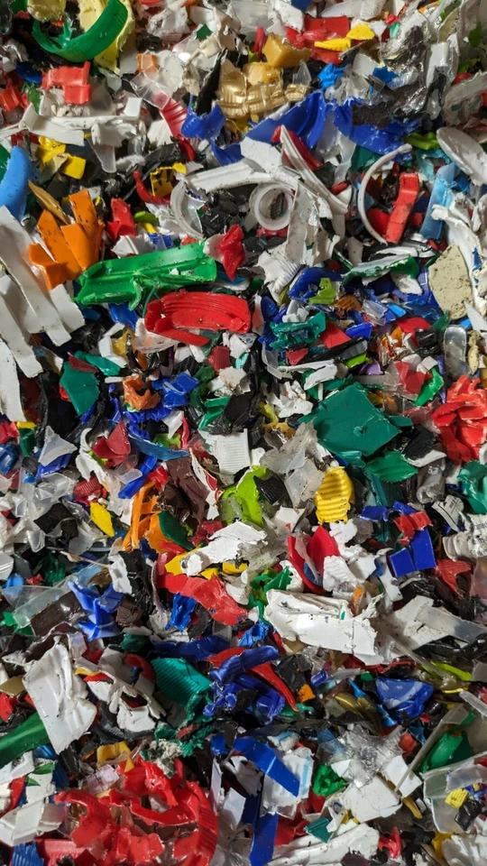 TAPAS DE PLÁSTICO TRITURADAS Reciclar Artesanía ARTE USPS Caja Plana Mediana ¡¡Envío Gratis!!! Foto 2 de 3