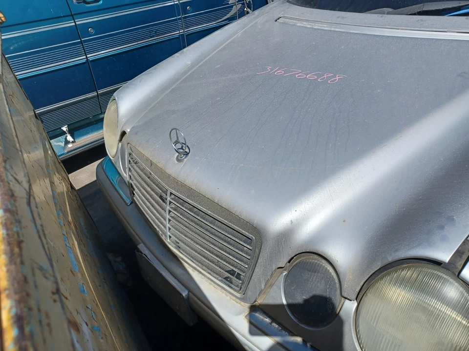 (Solo camioneta local) Capó 210 tipo E55 se adapta a 96-99 MERCEDES CLASE E E320  Foto 3 de 4