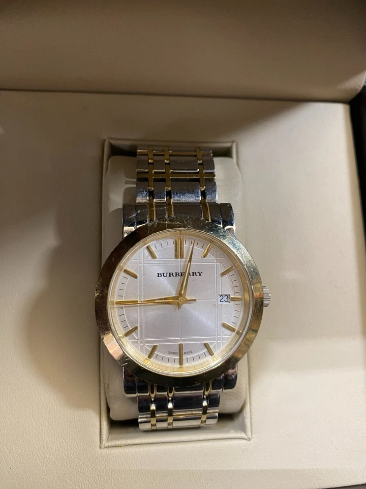Relógio unissex Burberry dois tons prata ouro fabricado na Suíça ~ 50 m/165 pés ~ BU1358 - Imagem 2 de 4