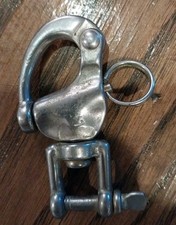 Titan Jaw Swival Snap Shackle (1) W/ Self Locking Swival Bail (B).