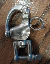 Titan Jaw Swival Snap Shackle (1) W/ Self Locking Swival Bail (B).