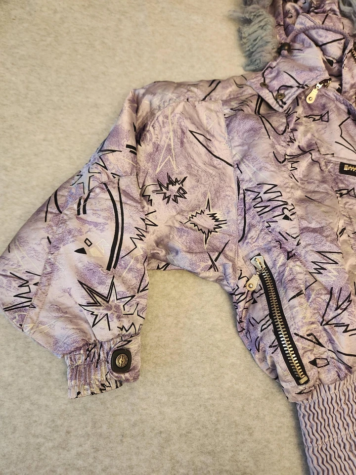 Jaqueta feminina rara dançarina da neve do Alasca 38 roxa bufante de esqui com capuz cropped anos 80 - Imagem 2 de 4