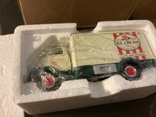 1st FIRST GEAR 1/34 1952 GMC Insulated Van RED ROSE ICE CREAM 1994 19-1301