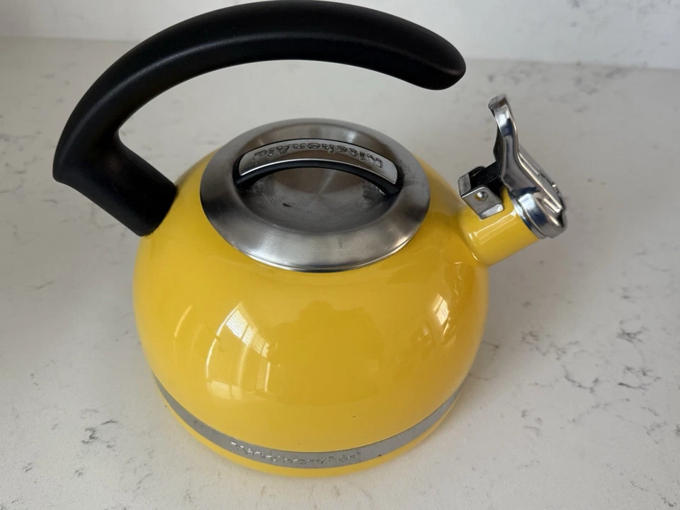 Hervidor de agua vintage Kitchen Aid Citrus Sunrise con mango en C y recorte amarillo Foto 3 de 4