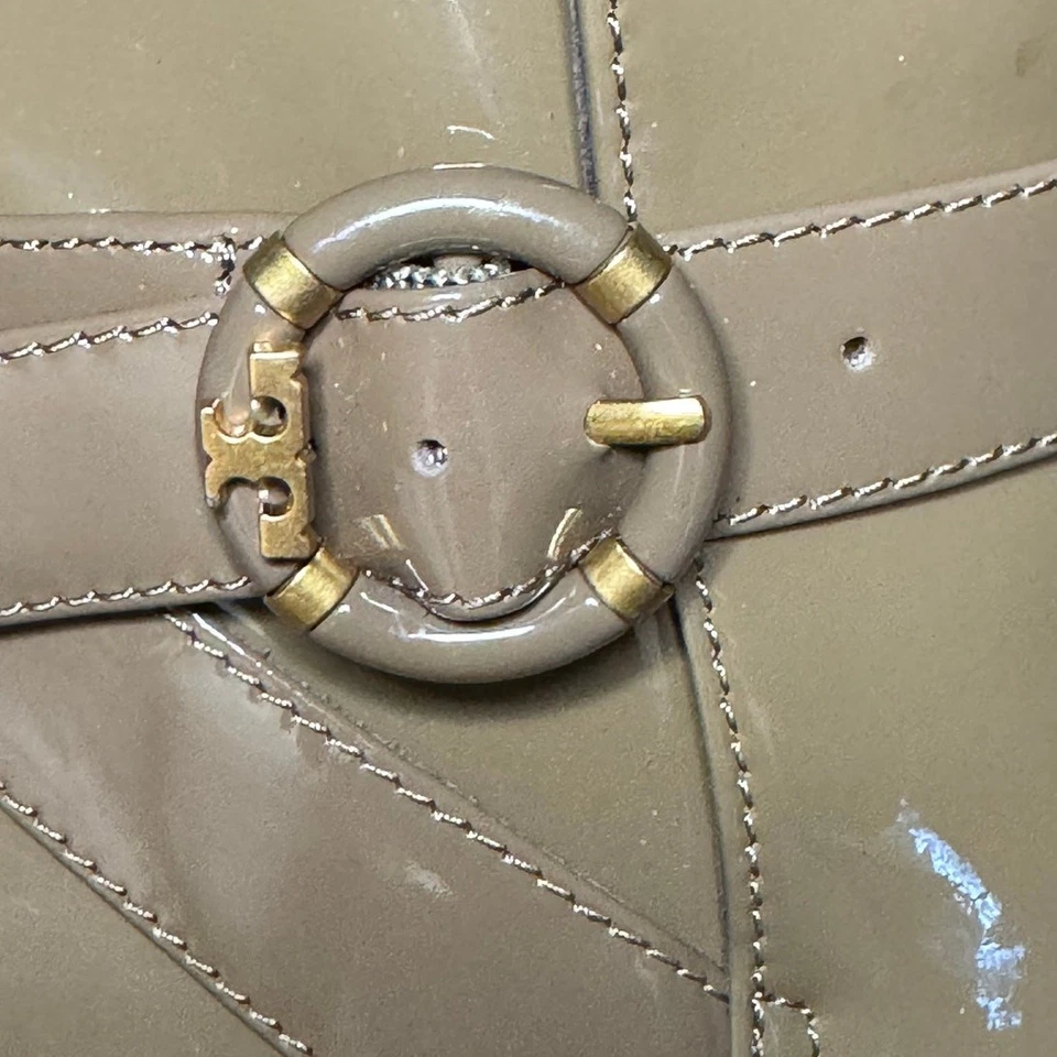 Botín Tory Burch 8 2,5 pulgadas tacón bloque charol verde musgo con detalles dorados Foto 2 de 4