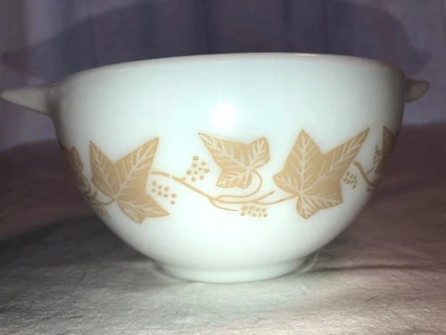 White Leaf Pyrex Mixing Bowl 1.5 Pints 441 Mint