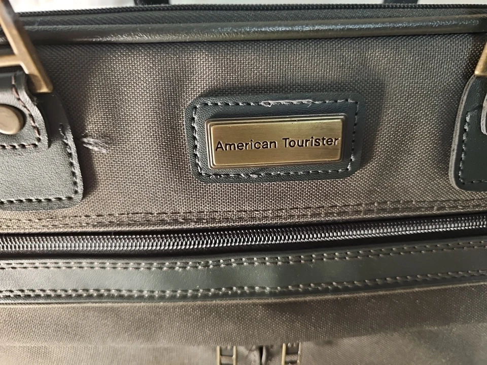 Maletín para computadora portátil American Tourister de colección resistente verde Foto 3 de 4