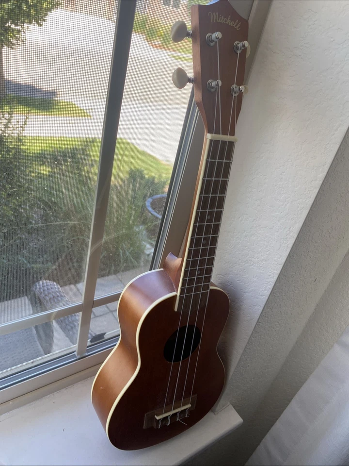 Ukelele de concierto Mitchell MU40NT marrón de 4 cuerdas Foto 2 de 4