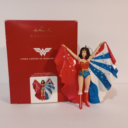 2020 Hallmark Keepsake: "Lynda Carter As Wonder Woman" Christmas Ornament w/ Box - Afbeelding 1 van 9