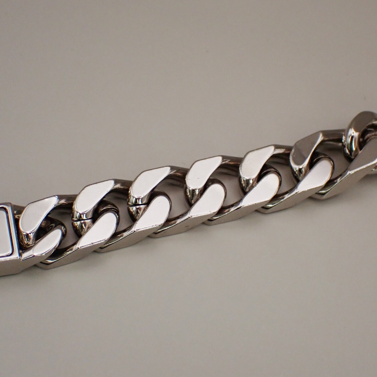 Louis Vuitton シルバーバングル LOUIS VUITTON LV Logo Monogram Chain Bracelet Bangle Silver