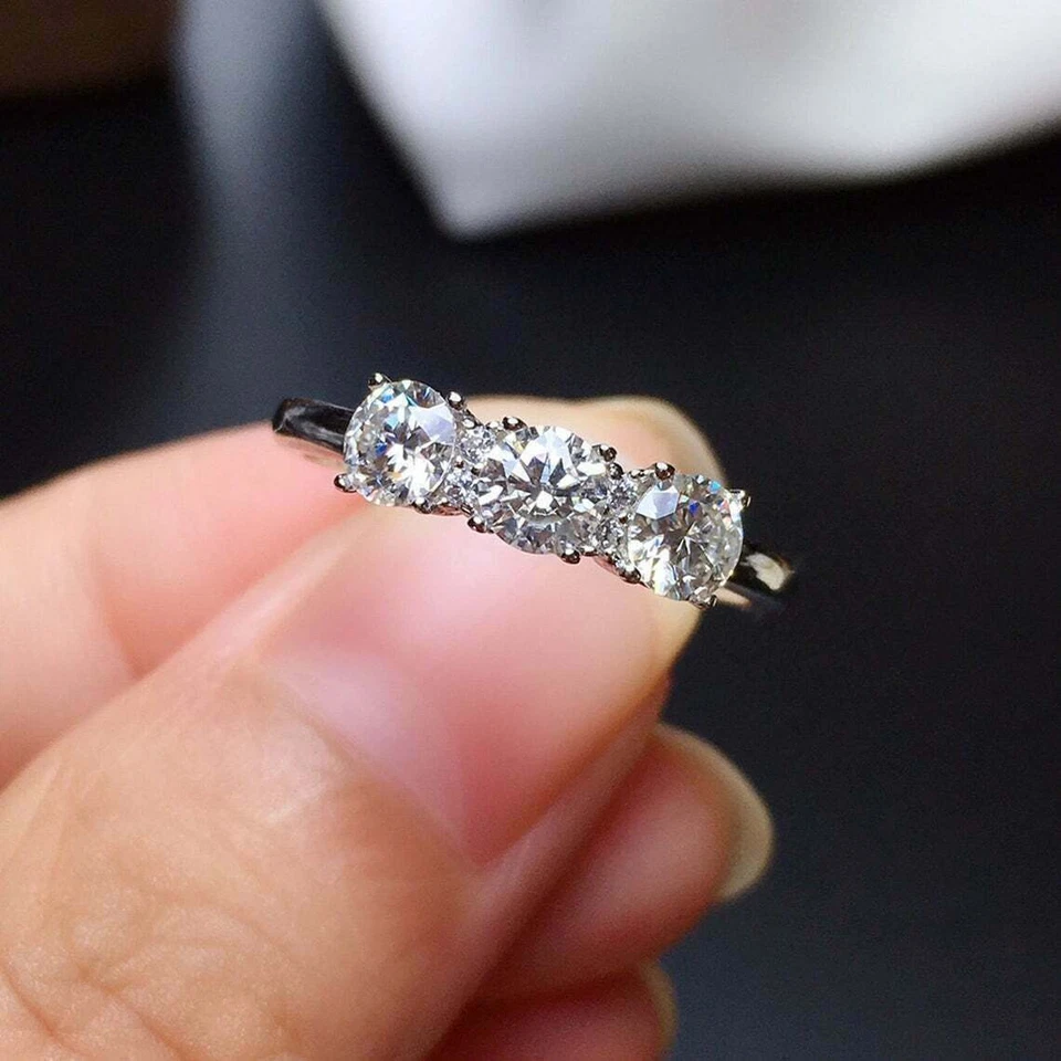 ANILLO DE BODA MOISSANITA DE CORTE REDONDO 1.5 TCW ENCHAPADO EN ORO BLANCO 14K Foto 3 de 4