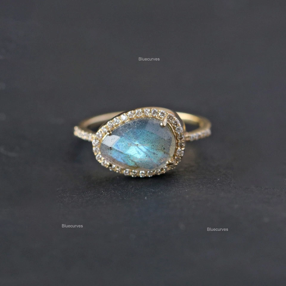 Anillo con halo de piedras preciosas pavé de diamantes reales y labradorita de fuego azul real de oro sólido de 14 k Foto 3 de 4
