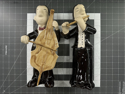 Rara cravatta fiocco rosso firmata musicisti in ceramica che suonano violoncello e flauto in tute nere - Foto 15 di 17