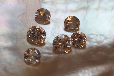 6 Cubic Zirkonia - Lot ca. 6 ct. - je ca. 5 & 6 mm - in Brillant Schliff - Top !