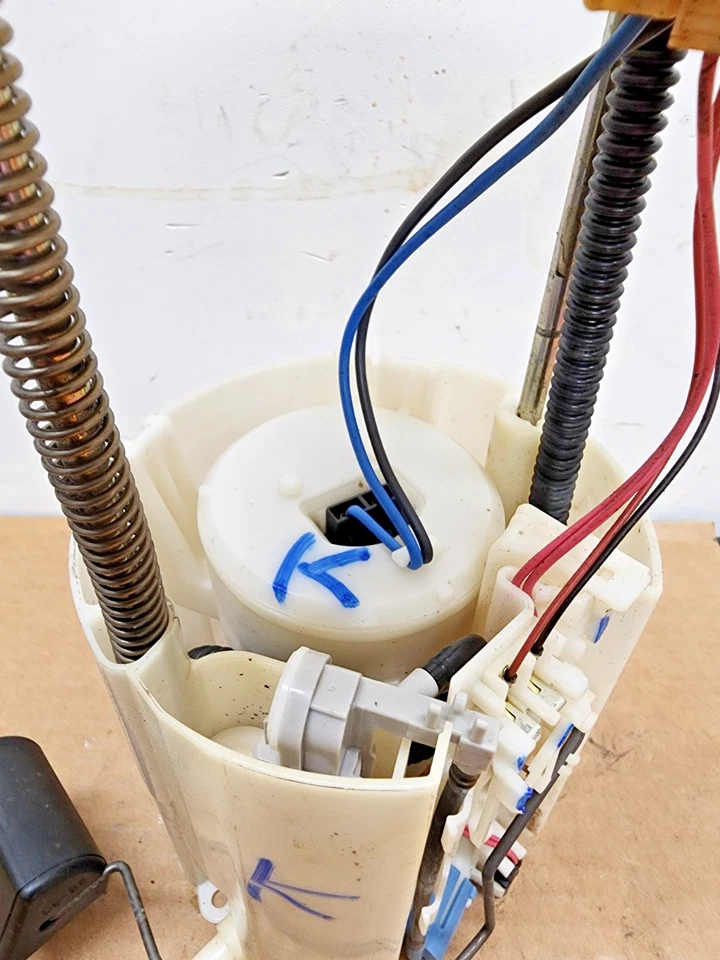 Conjunto de bomba de combustible Mitsubishi Lancer Galant Outlander 2003-2012 DENSO 101962-367 Foto 4 de 4