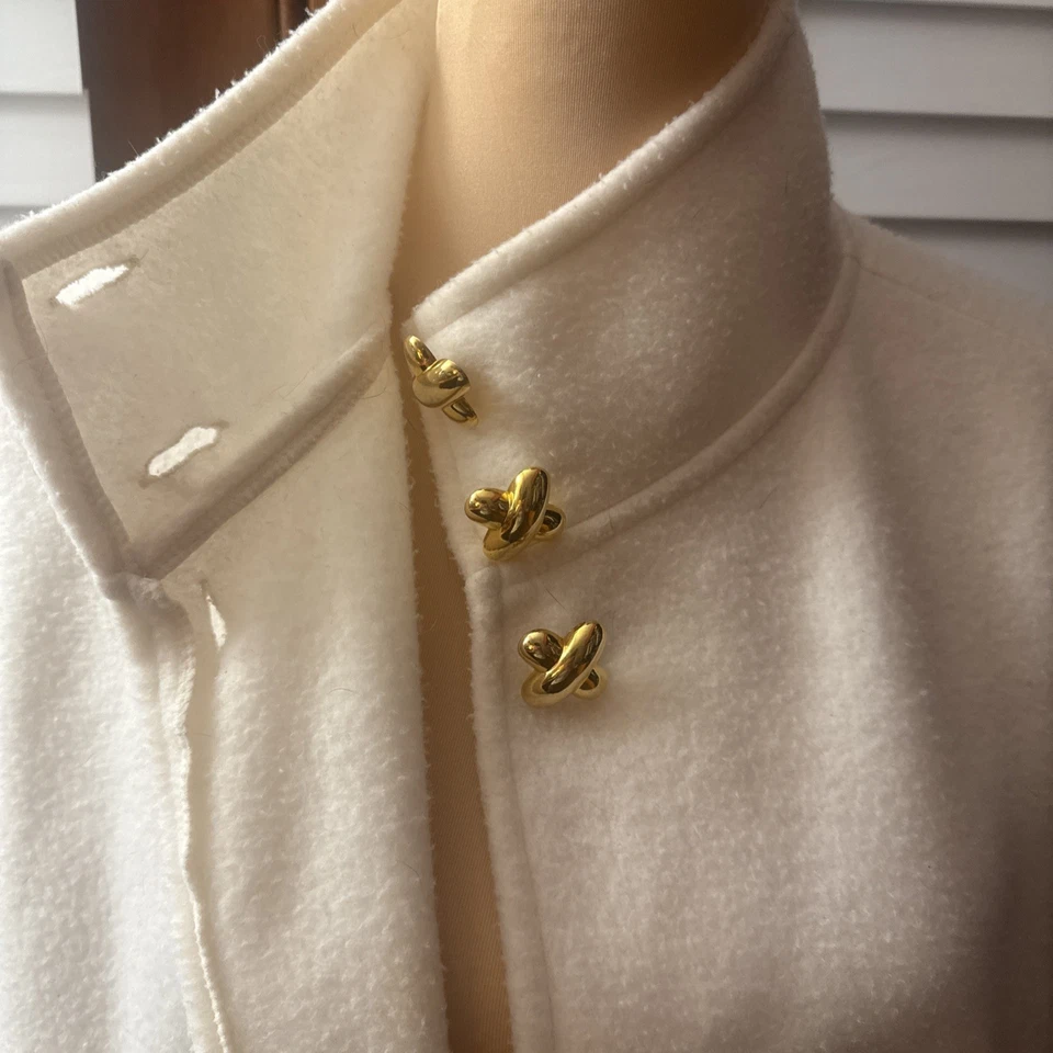 Capa Amanda Smith Crema con Botones Dorados Talla Única Foto 3 de 4