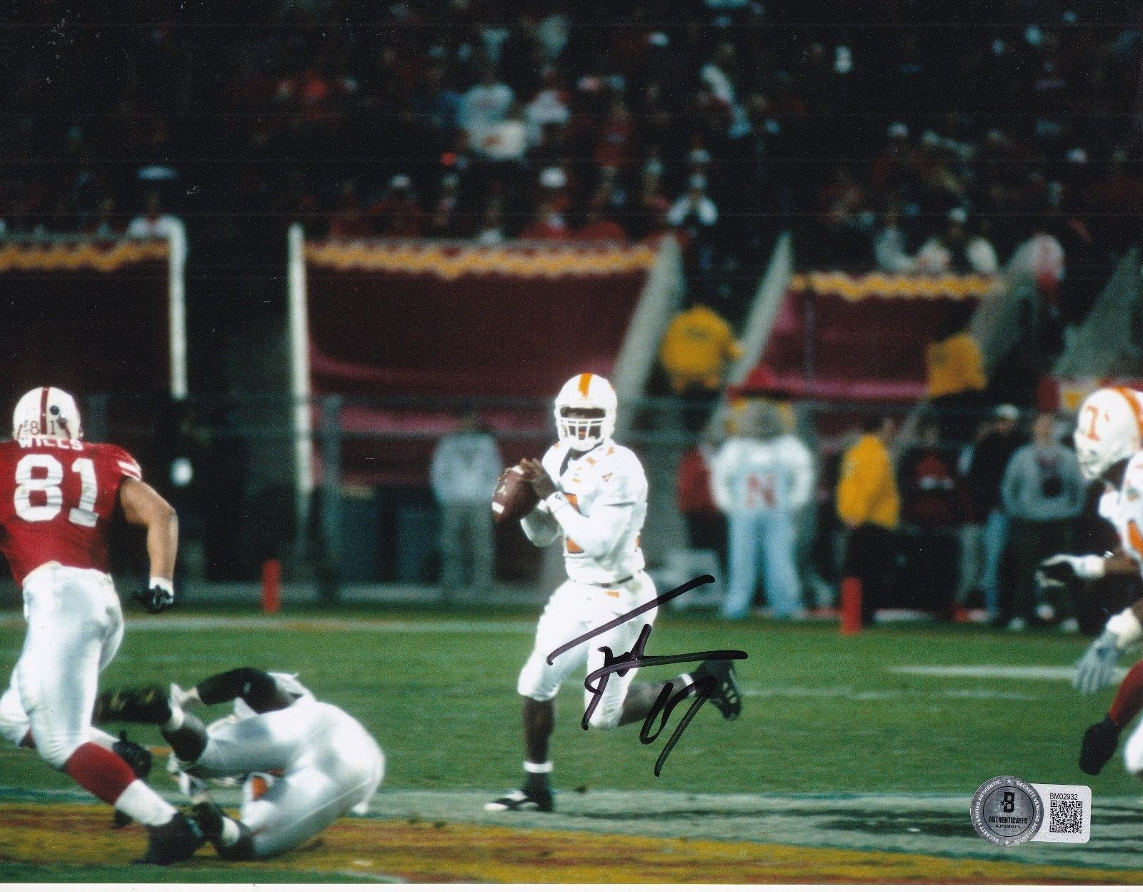 TEE MARTIN signed (TENNESSEE VOLUNTEERS) football 8X10 photo BECKETT BM02932 