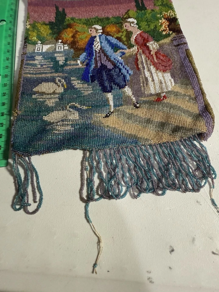 Monedero de cuentas de finales del siglo XIX con escena pastoral y flecos. Foto 3 de 4