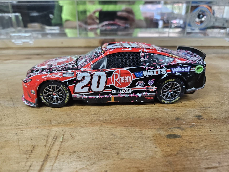 Toyota Rheem 2022 autografiado por Christopher Bell New Hampshire Win diecast Foto 2 de 4