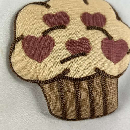 "Imán de nevera de tela hinchada para cupcake marrón con corazones rojos 3""" - Imagen 2 de 3