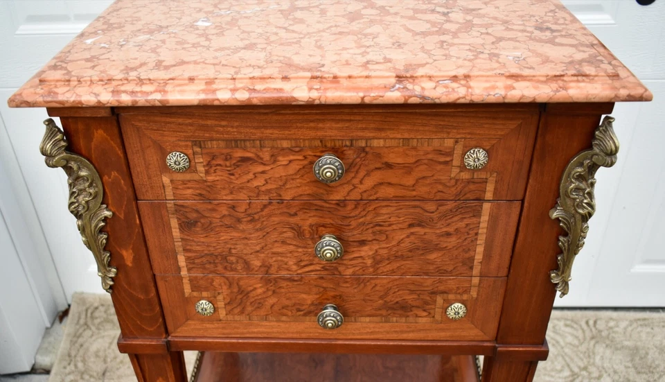 Cómoda de tres cajones con incrustaciones de mármol estilo regencia italiana vintage Foto 2 de 4