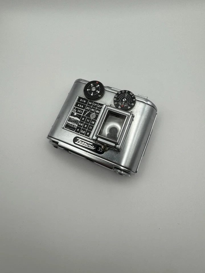 Cámara miniatura Tessina 35 mm con herramienta de reabastecimiento Foto 3 de 4