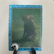 E.T. Approaches... - 1982 Topps E.T. the Extra Terrestrial in His Adventure...