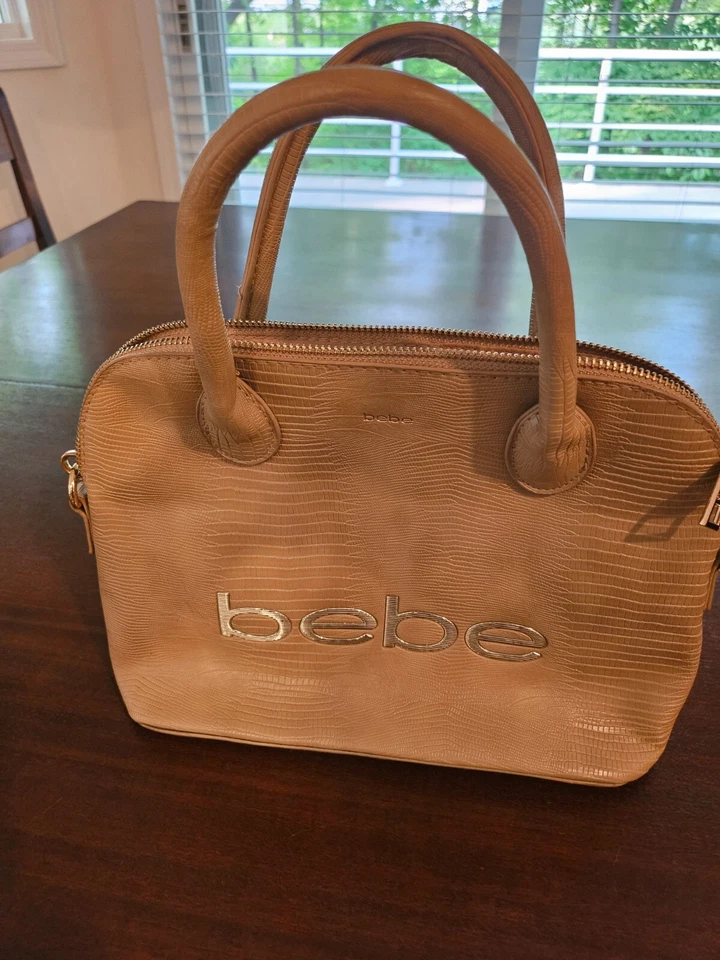 Bolso de mano o correa ajustable de cocodrilo sintético tostado Bebe Foto 2 de 4