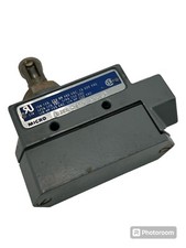 Honeywell BZE6-2RQ9 Limit Switch W/Roller BZE62RQ9 W/Base