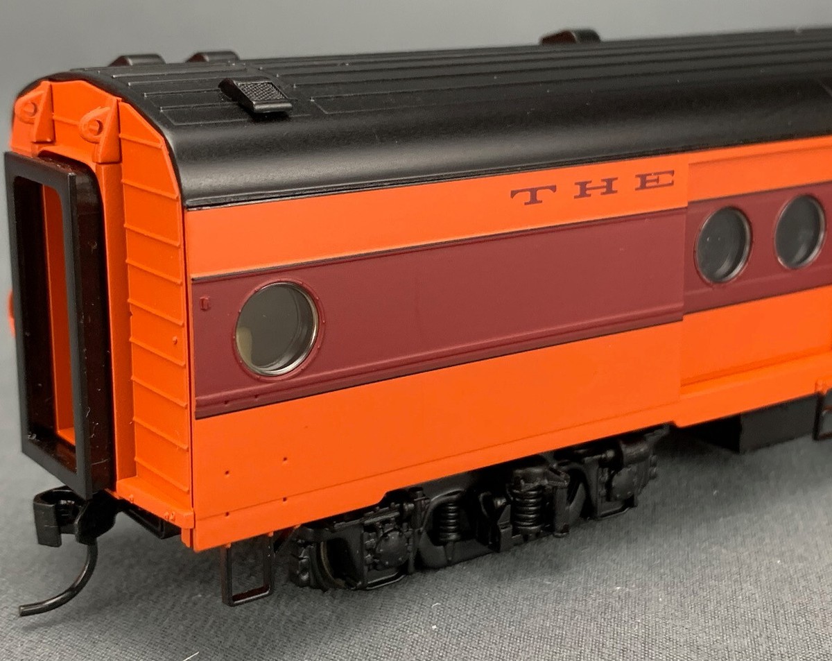 HO 932-9202 Milwaukee Road 1955 Twin Cities Hiawatha Express Car
