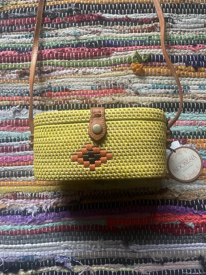 Beautiful handcrafted rattan basket bag with leather accents BNWT - Image 2 of 4