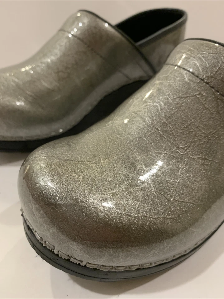 Zuecos SANITA. Plata con patrón vano. Superficie Brillante Mujer EUR Talla 38 US 7.5 Foto 2 de 4