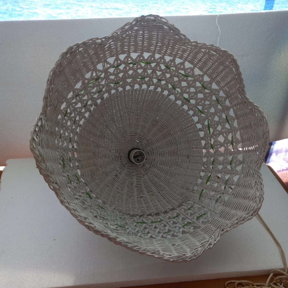 Swag colgante de mimbre blanco pantalla de lámpara con cadena de mimbre probado vintage Boho MCM elegante Foto 3 de 4