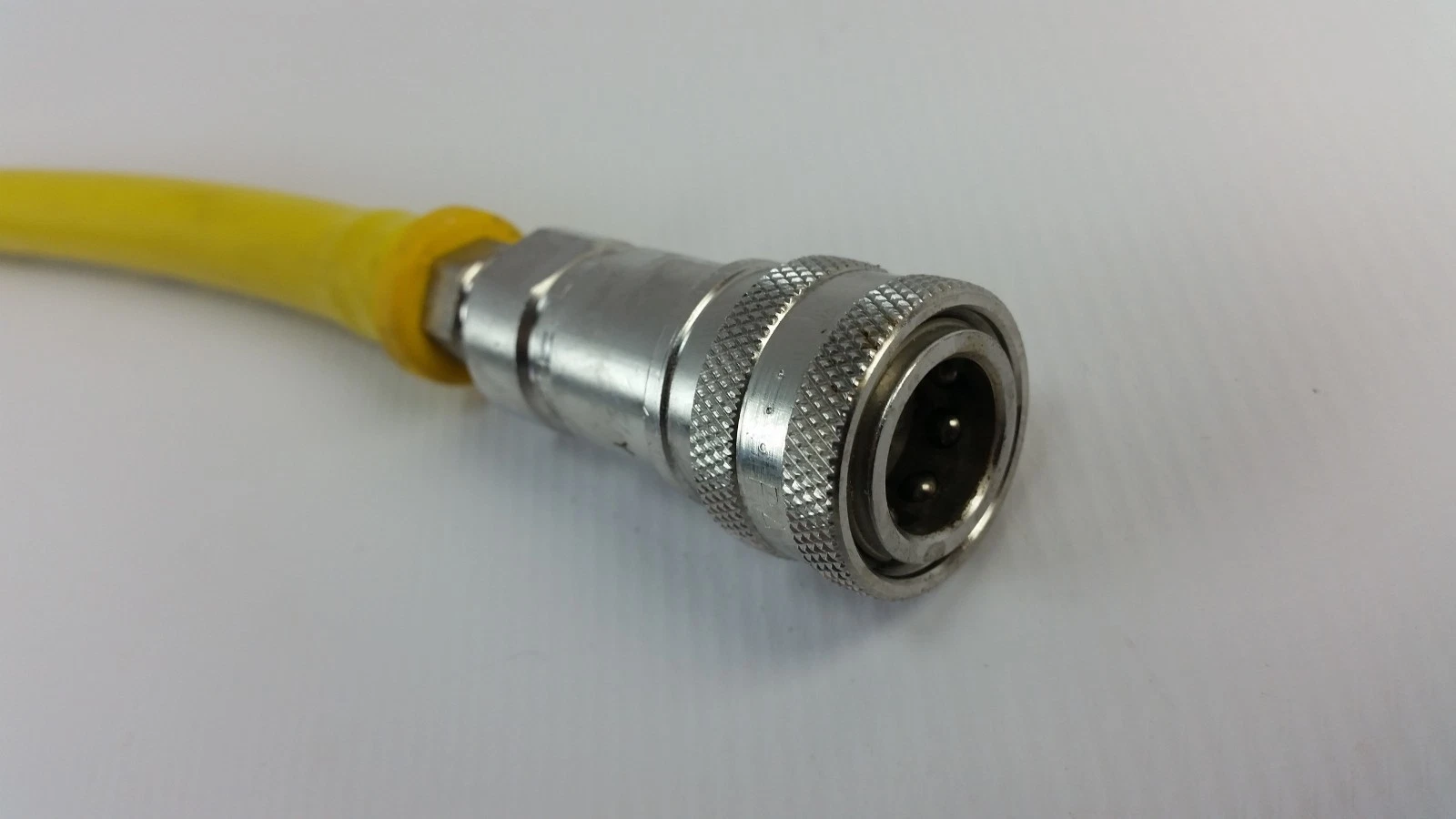 Knurled Parker quick-connect socket on the end of a yellow 801-6 hose