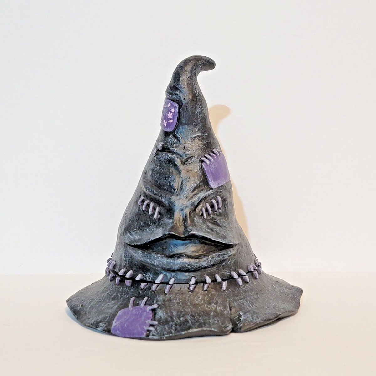 thha__ オブジェ ザー 置物 CHIPPED* Harry Potter Gryffindor Hogwarts Sorting Hat Fossil