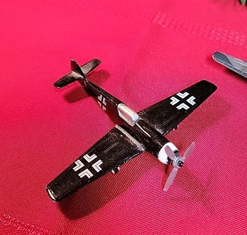 MATCHBOX Boeing B-1B LANCER 2005 con alas móviles y 2 aviones de guerra diecast Foto 2 de 4