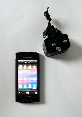 Sony Ericsson Xperia Ray ST18i schwarz entsperrt Retro Android Smartphone mit Stecker