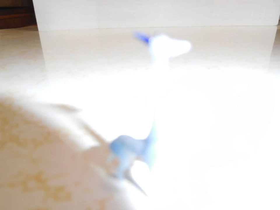 Jirafa de pie de vidrio azul en miniatura Foto 4 de 4