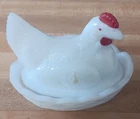 VINTAGE Westmoreland 3.5” Milk Glass Hen On Nest Red Comb Split Tail Turned Head