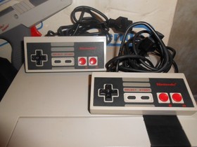VTG 1985 Original Nintendo NES Bundle Lot Games Controllers Zapper Power Pad