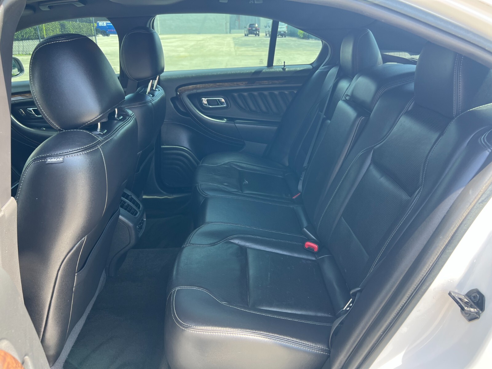 Ford Taurus - Image 15