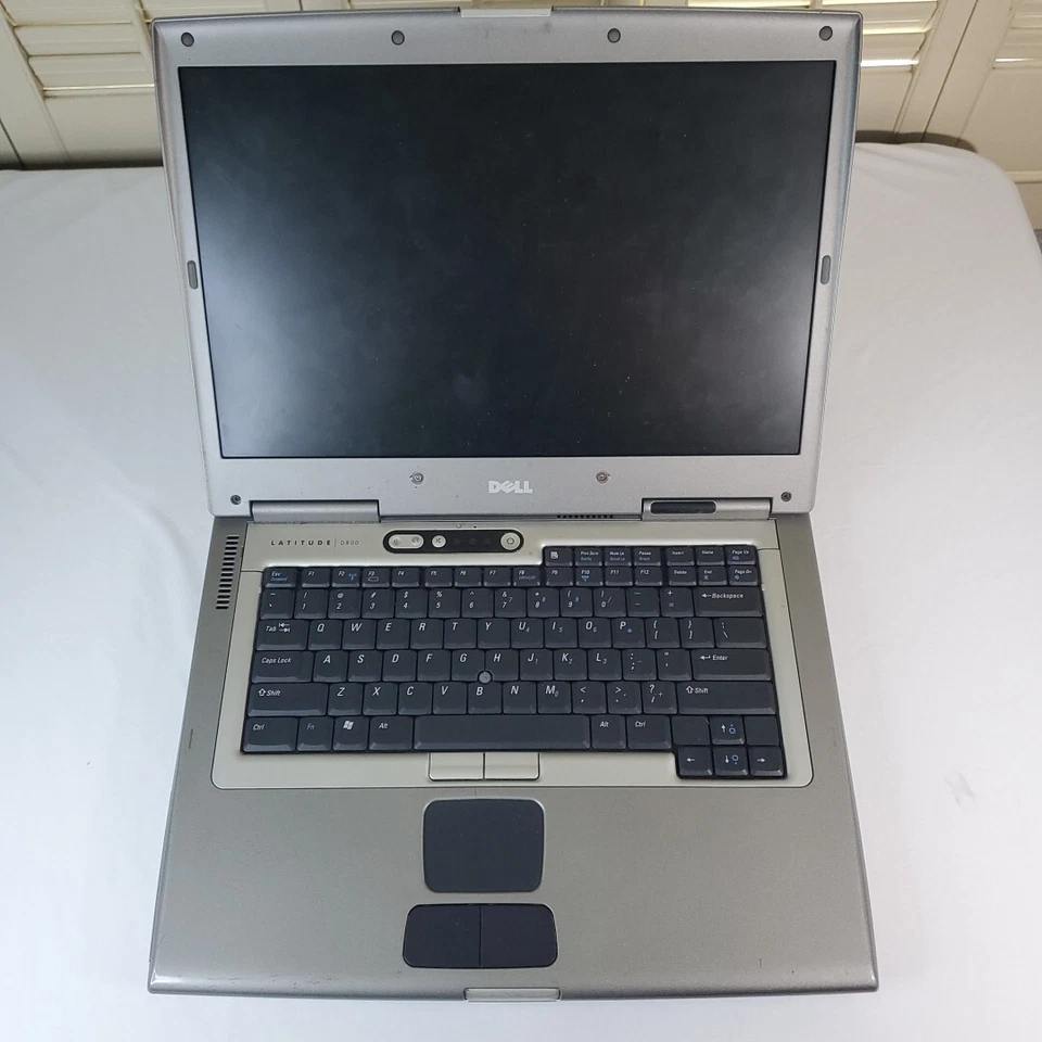 Laptop Dell Latitude D800 Intel Pentium M 1,60 GHz 256 MB de RAM para piezas o reparación Foto 3 de 4