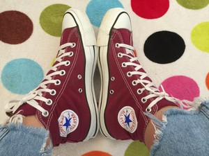maroon converse aesthetic