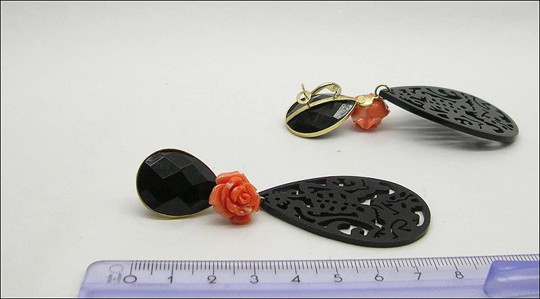 ORECCHINI IN ORO GIALLO 18KT CON ROSE DI CORALLO ONICE E CORNO OGHT 0319 - Immagine 3 di 3