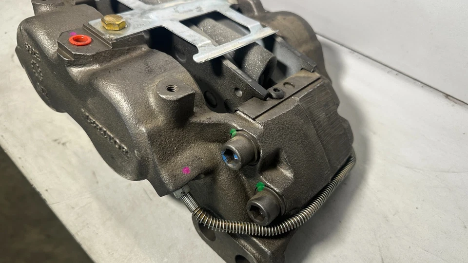 Pinça de freio Meritor Rockwell Assy Quadraulic 60450473001 4 pistões 64MM 602E - Imagem 4 de 4