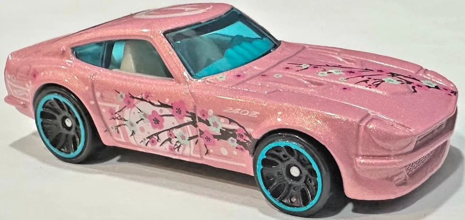 Hot Wheels - Datsun 240Z - Carta Corto - Rosa - HW Art Cars 2025 - JBB66 - Immagine 2 di 3