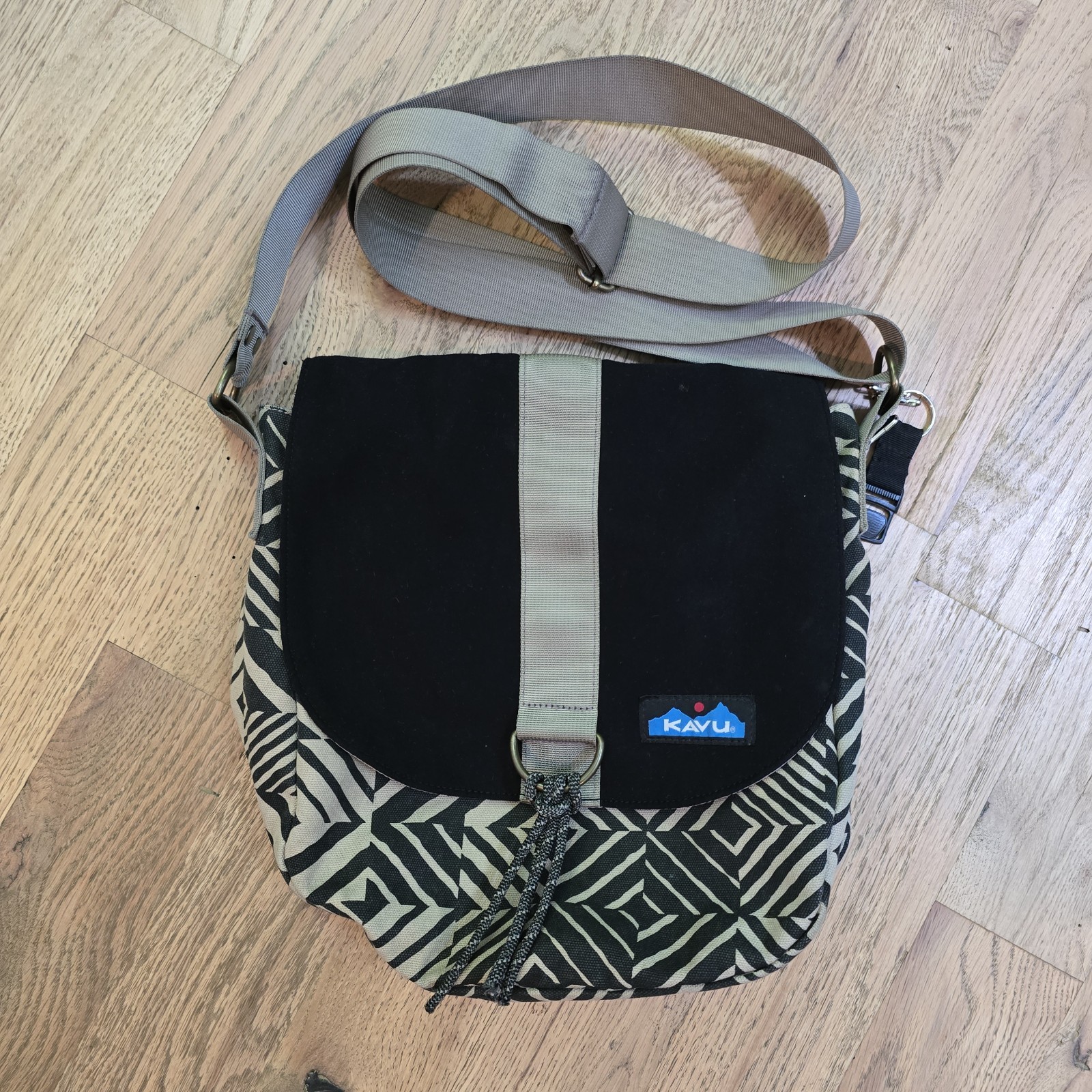 KAVU Wayfare Mini Crossbody Bag ~ Messenger Faux Suede Geometric Tan Black
