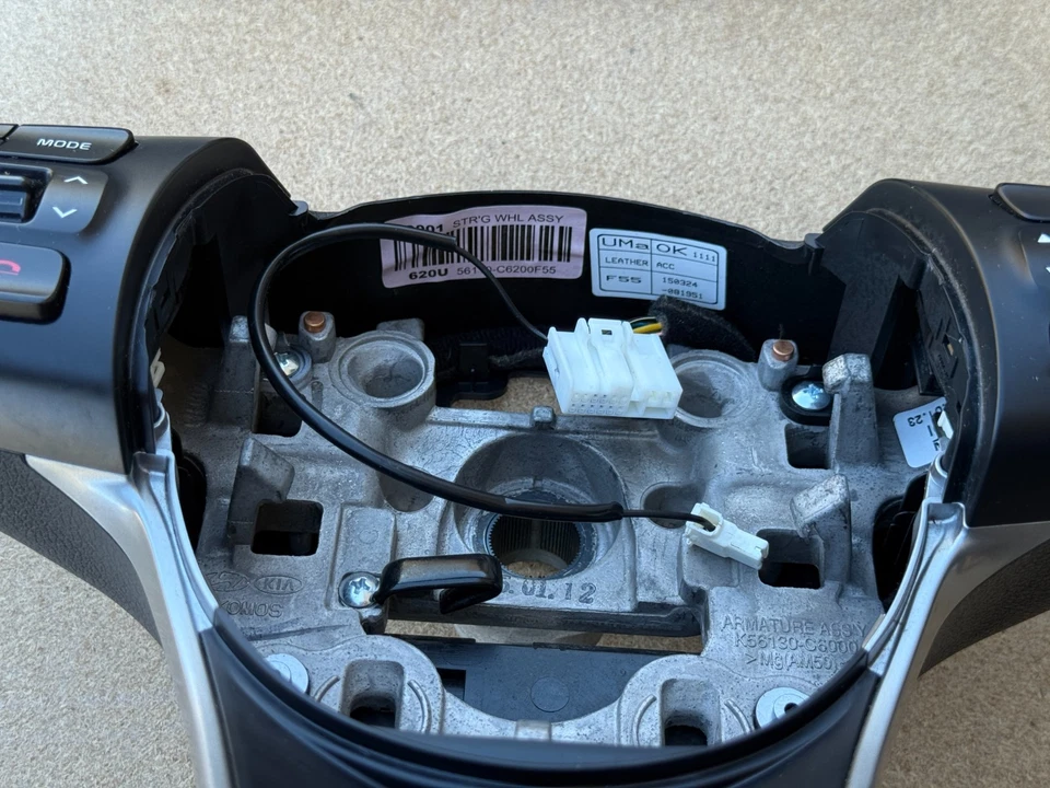 2016-2018 KIA SORENTO STEERING WHEEL W/ CRUISE MEDIA CONTROLS SWITCHES BEZEL OEM - Image 4 of 4