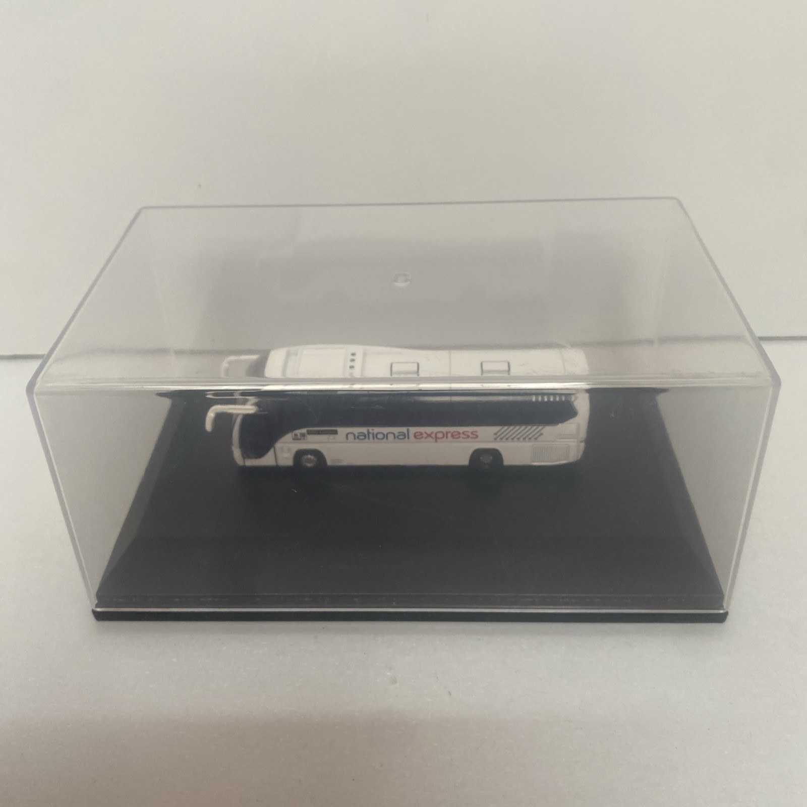 Oxford NPE001 - Plaxton Elite Coach - National Express - N Gauge thumbnail 4