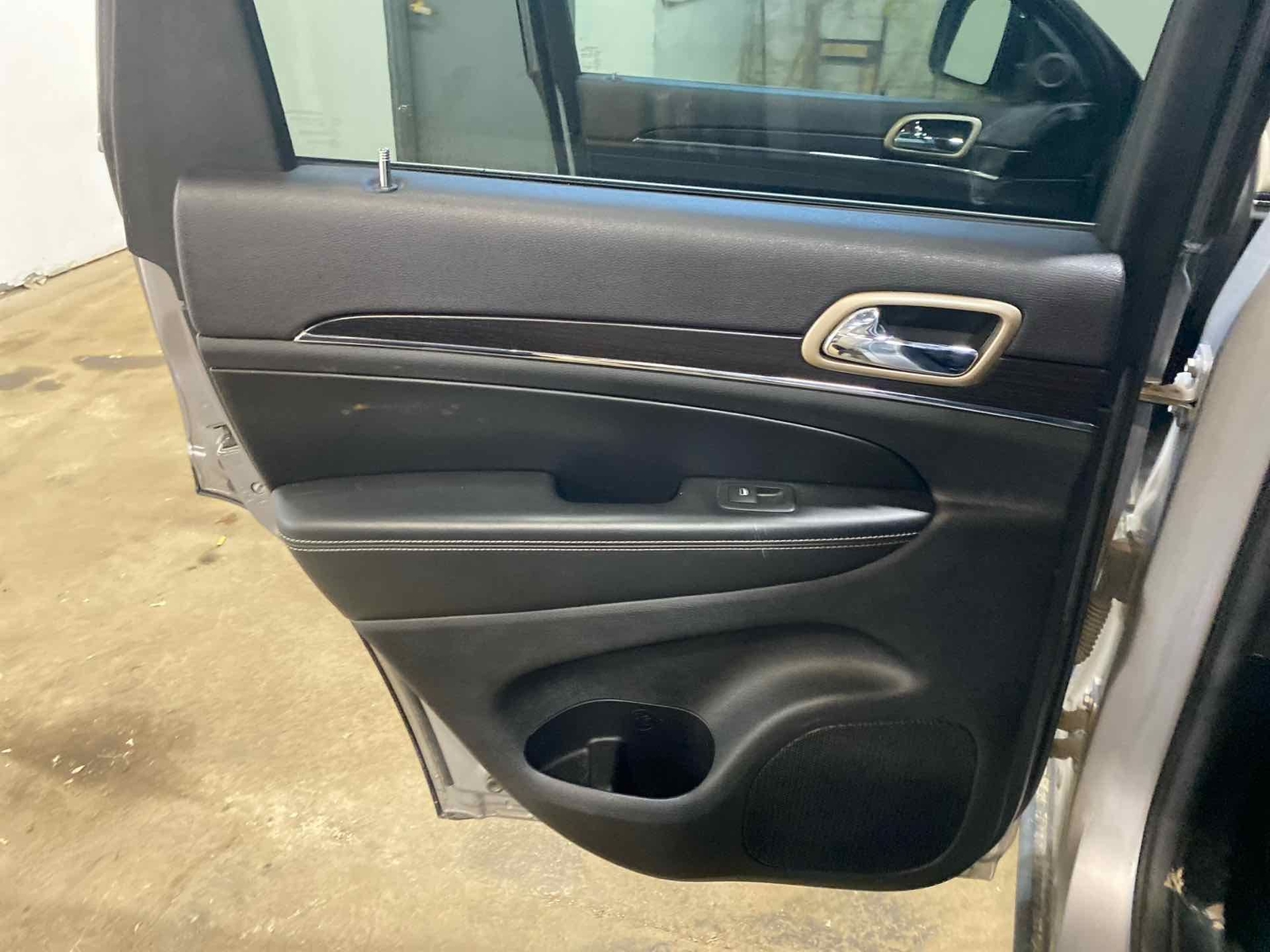 Used Deck Lid fits: 2014 Jeep Grand cherokee privacy tint glass w/rear view came